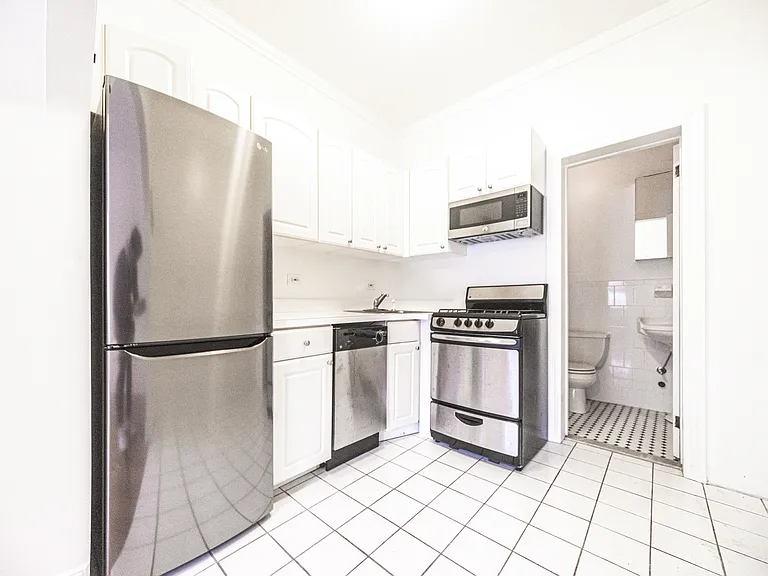 201 E 73rd St #3 — Photo 3