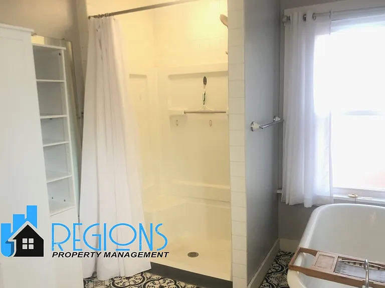 501 E Locust St — Photo 9