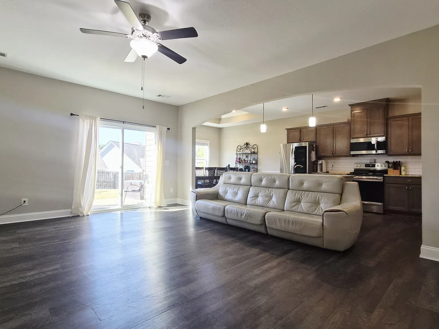 4 bed, 2331 sqft, $2,600 — Photo 2