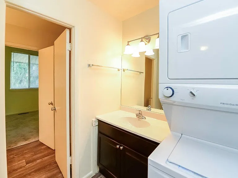 Briarwood Apartments and Townhomes — Photo 12