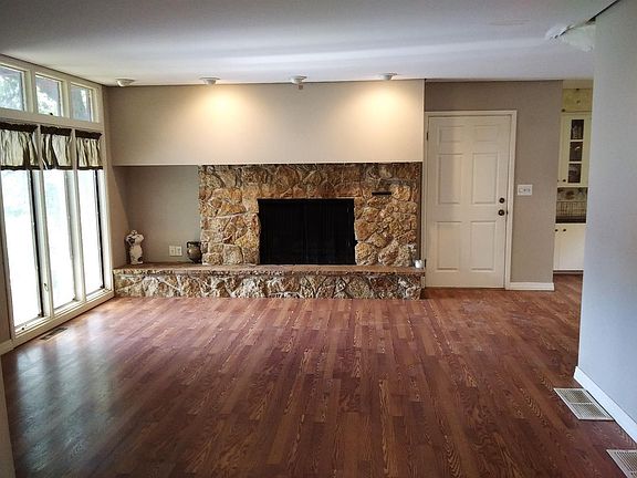 4th image of 1305 Crestwood Dr