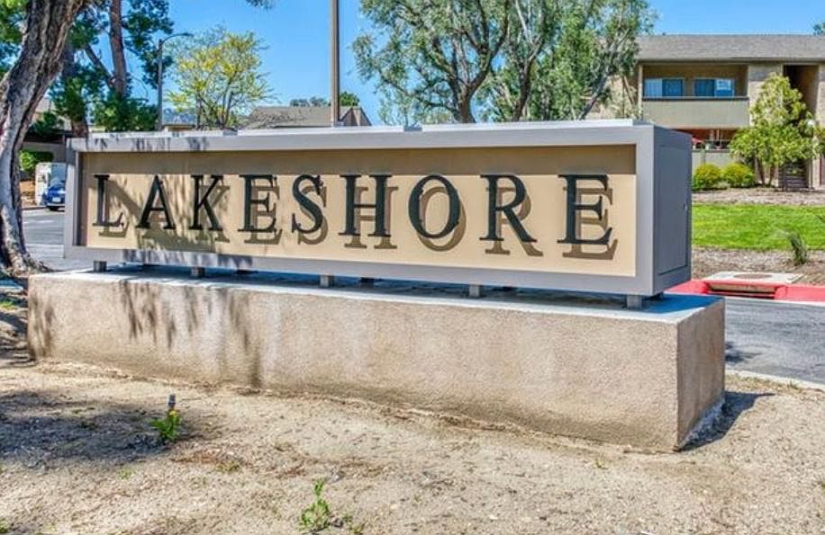 Lakeshore entrance off of Tournament