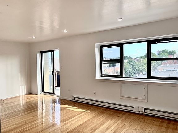 2nd image of 12-10 Astoria Park S #5FF