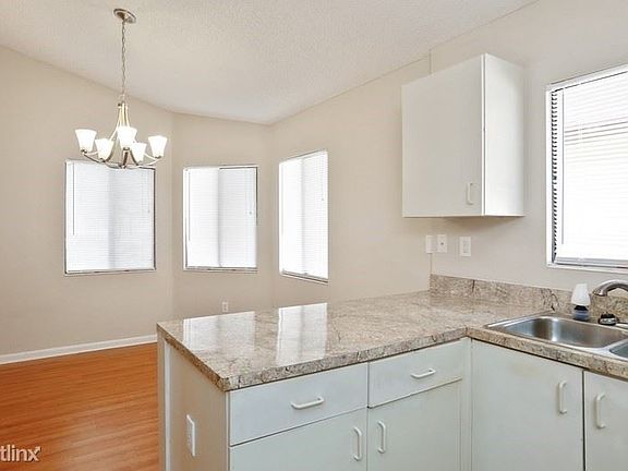 5th image of 822 E Palm Run Dr