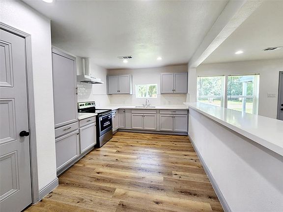3rd image of 502 Elm Ave
