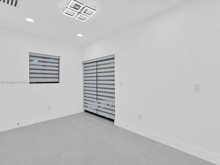 19511 NE 18th Pl — Photo 25