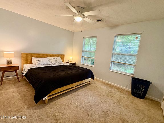 5th image of 2519 SE Seaton Ave