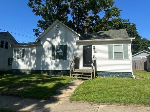 1607 N Roosevelt Ave, Bloomington, IL 61701