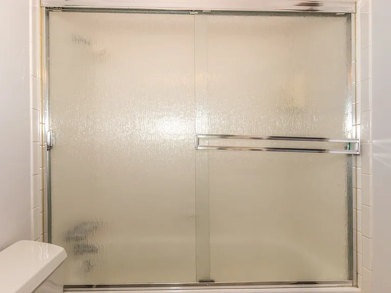 Bathroom 1 (Full, Upstairs)
