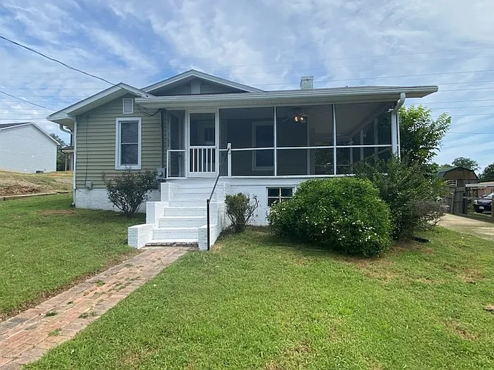 3 bed, 1.0 bath, $1,300 — Photo 1