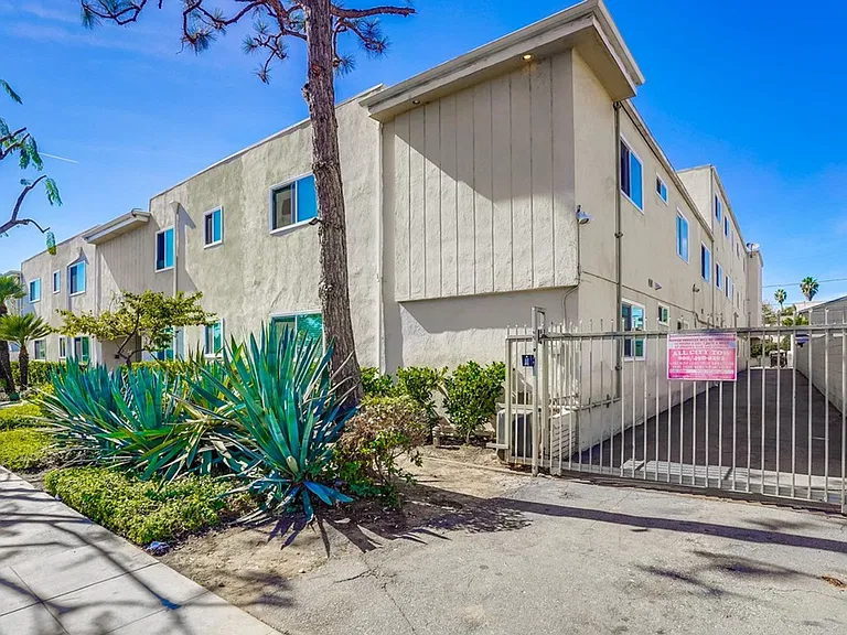 Pet Friendly Apartment Complex in South LA - Gated Parking, Laundry In-Units, Manager On-Site — Photo 7