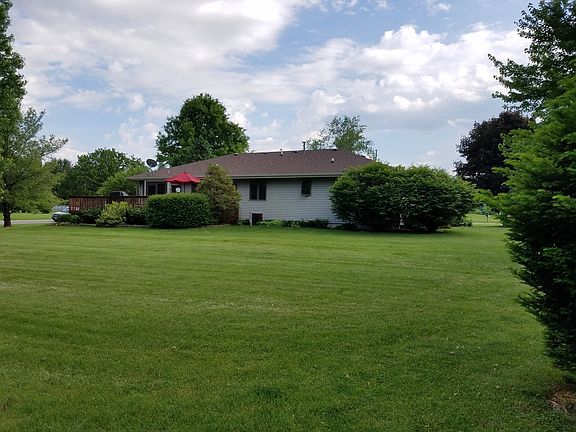 SPACIOUS DECK AND BACKYARD