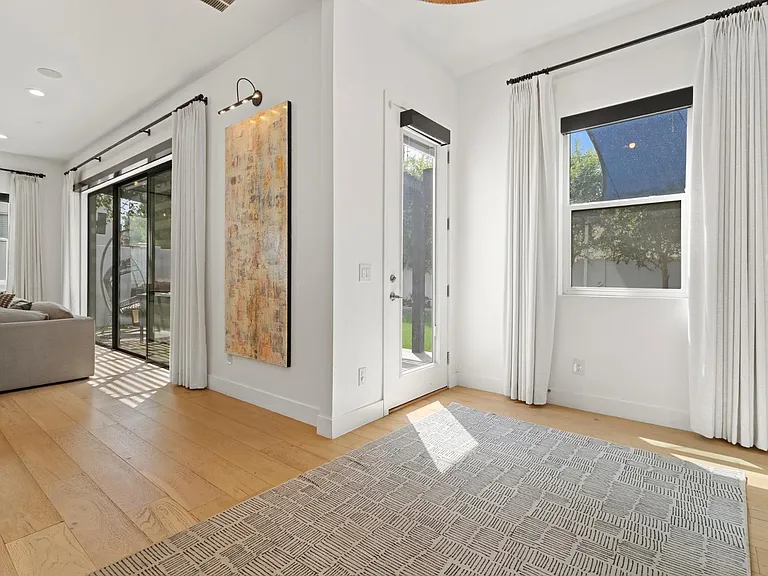 4533 E Devonshire Ave — Photo 29
