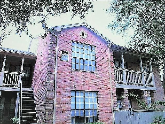Beautiful, quiet unit on 2nd floor with covered balcony