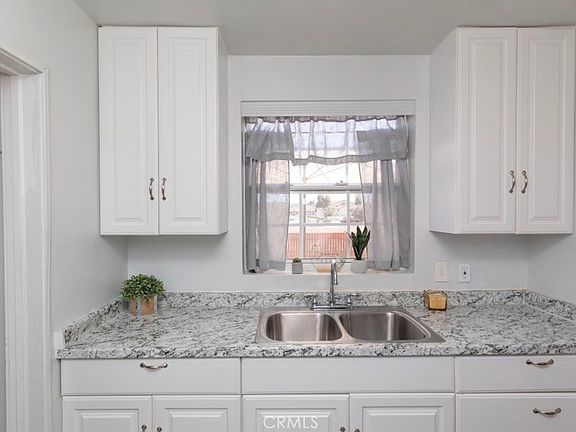 5th image of 910 W Heather Ave