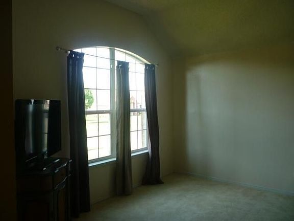 4th image of 209 Williams St