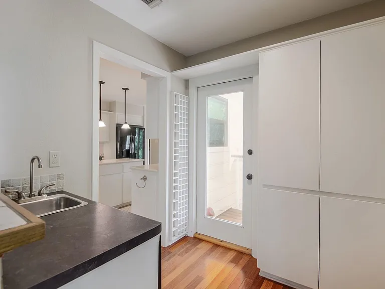 6200 Rain Creek Pkwy — Photo 8