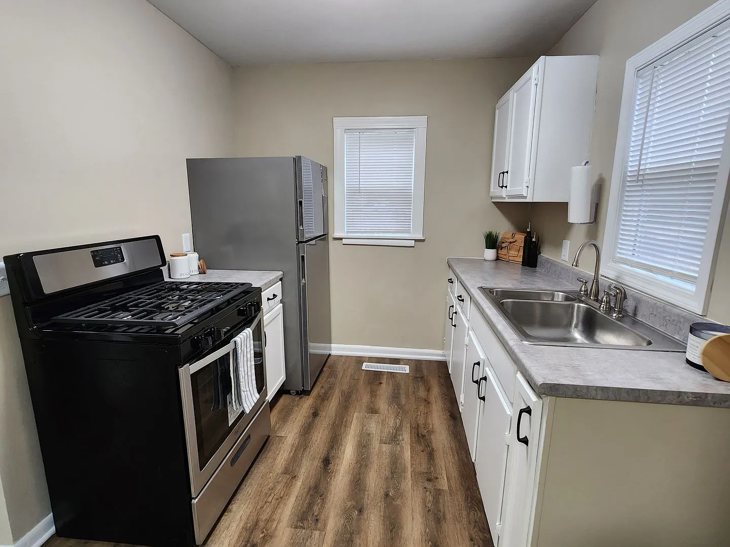 3 bed 1 bath Home - Fenced Yard — Photo 3