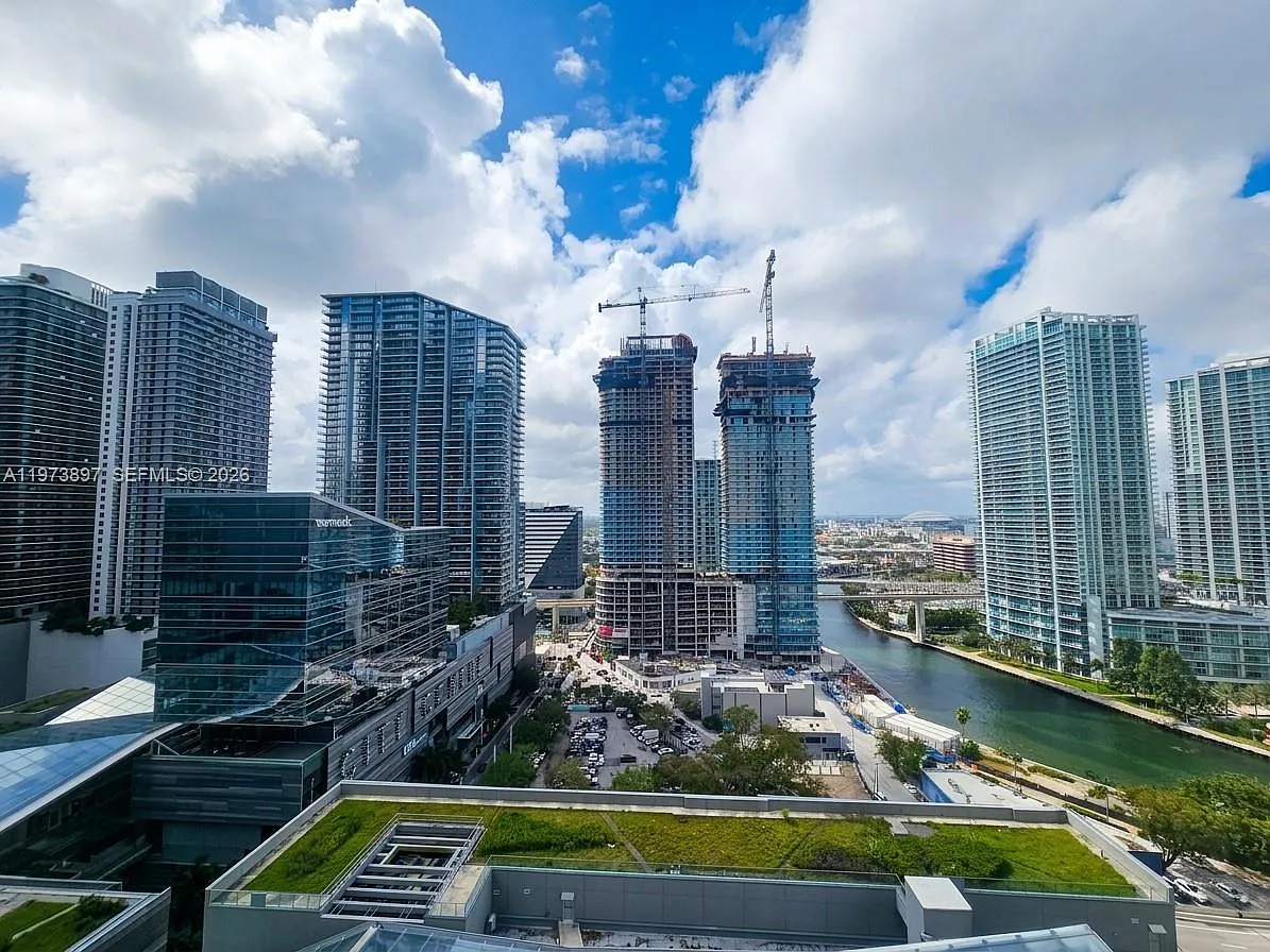 Reach Condo — Photo 2