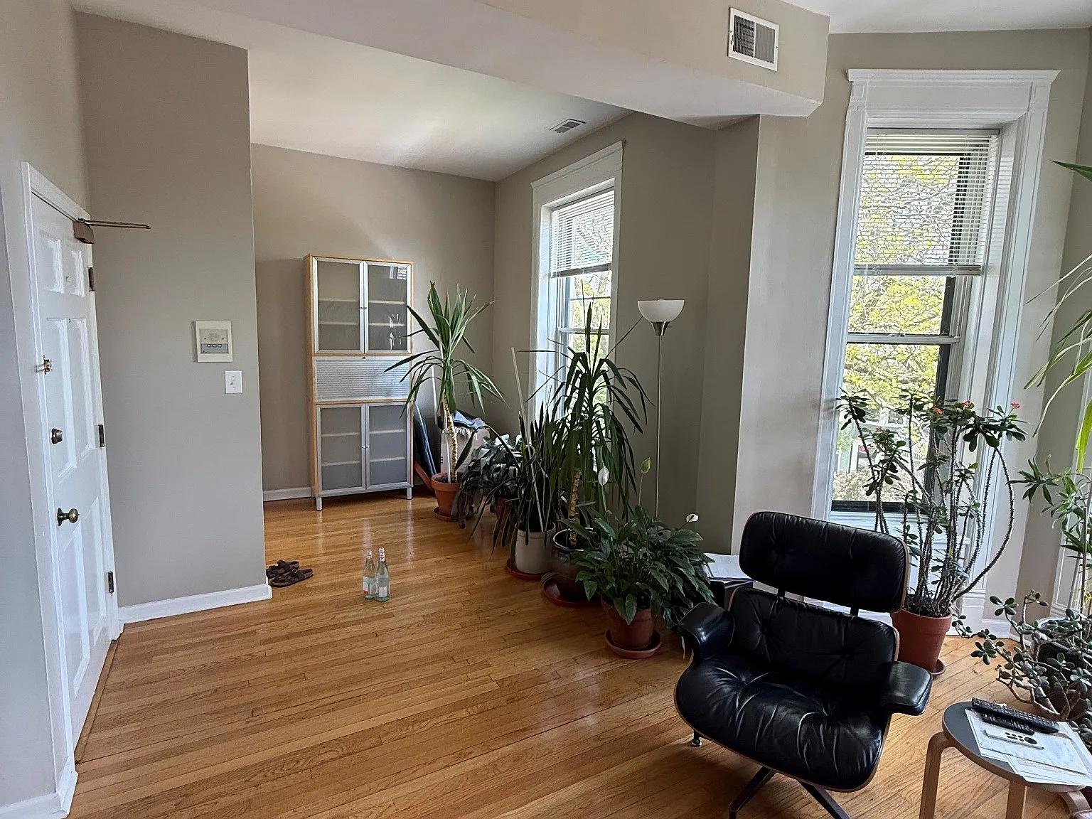 2022 N Seminary Ave — Photo 1