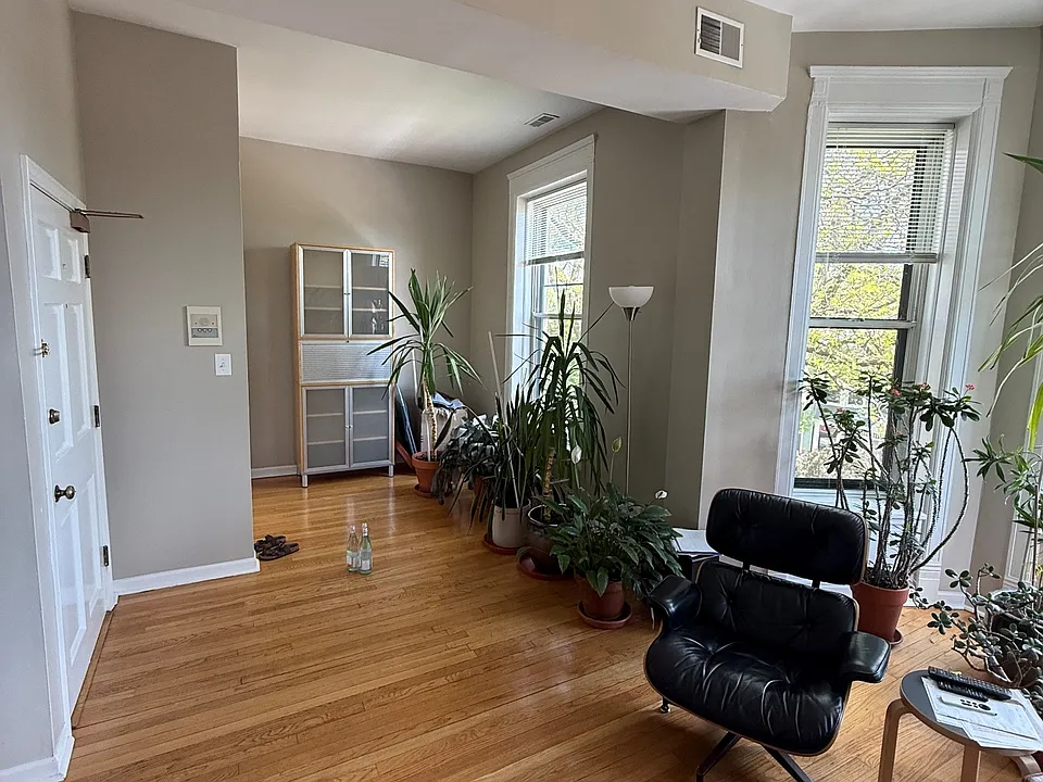 2022 N Seminary Ave