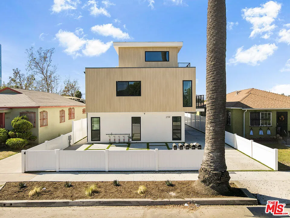 2737 Thurman Ave — Photo 3