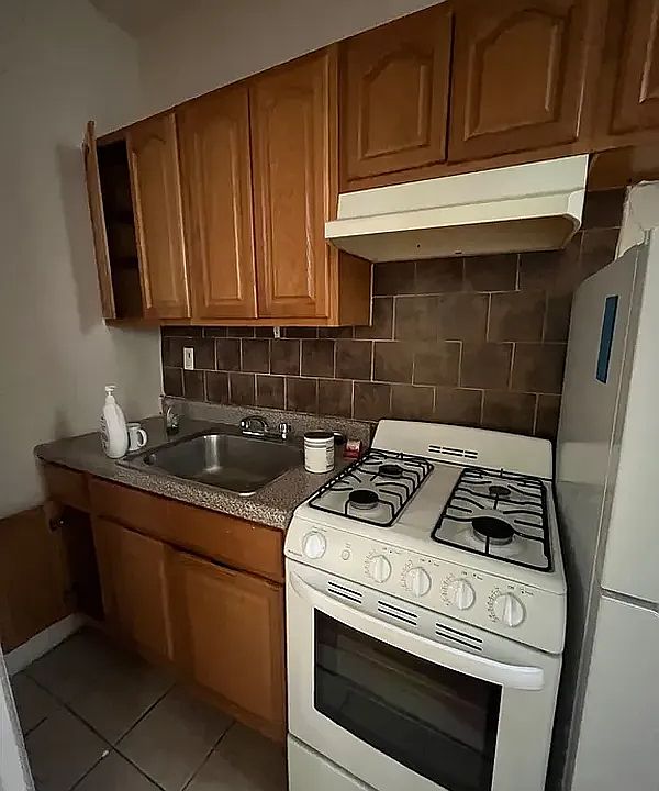 2nd image of 428 Stratford Rd APT 3B