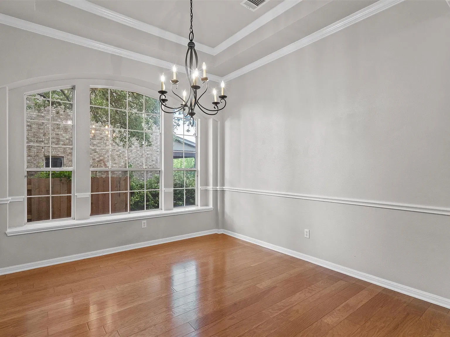 3 bed, 2.0 bath, 2183 sqft, $2,975 — Photo 3
