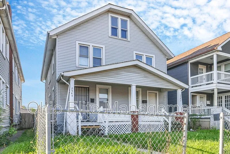 3 bed, 1.0 bath, 1064 sqft, $1,295 — Photo 2
