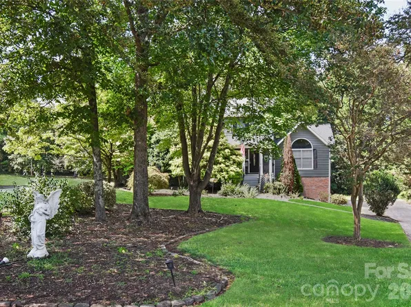 1861 Plaza Dr, Hickory, NC 28602