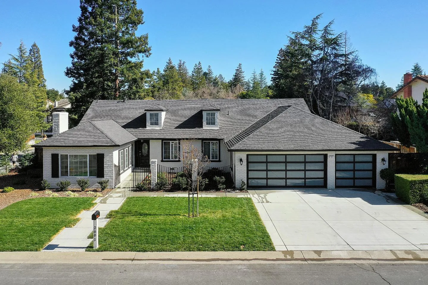 2001 Stonehaven Dr photo 1