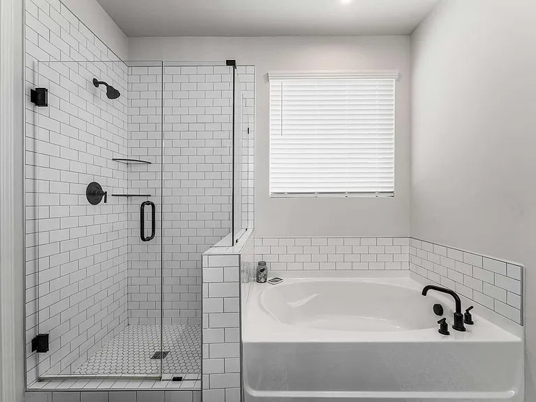807 Cawthorn Ln — Photo 11
