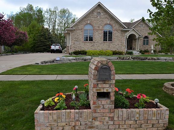 2nd image of 8455 Woodridge Dr