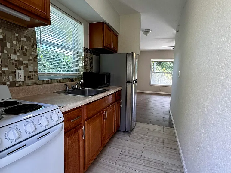 625 NE 14th Ave #1 — Photo 6