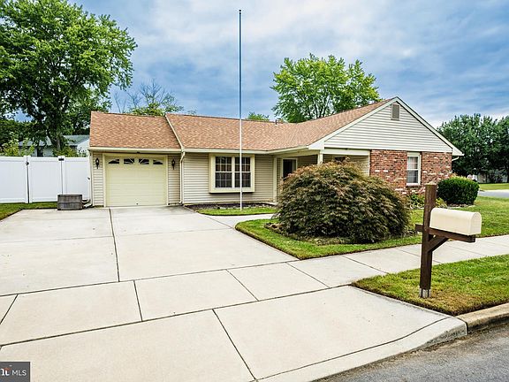 5th image of 900 Greenwich Ct
