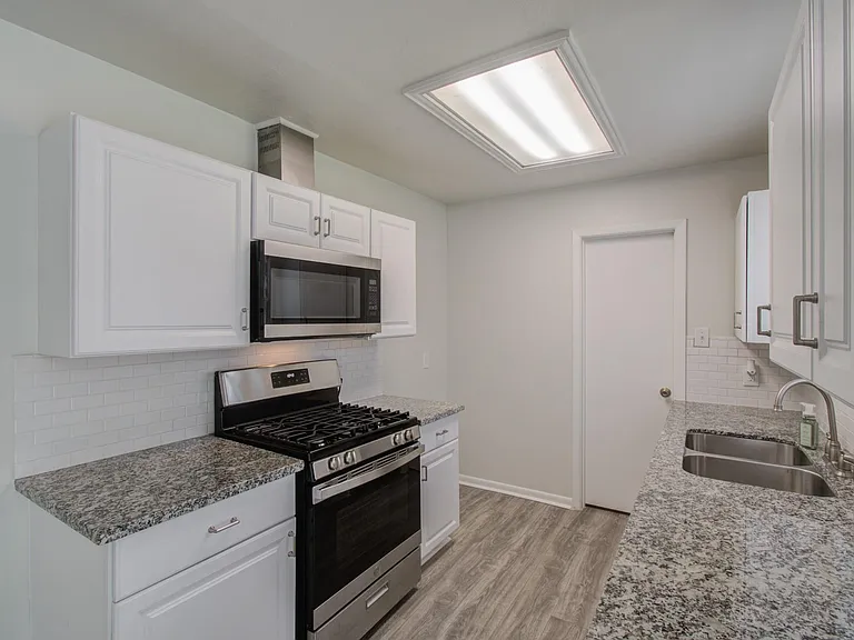 15611 La Casa Ln — Photo 16