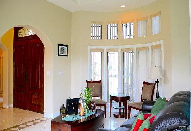 4 bed, 2.0 bath, 1655 sqft, $1,700 — Photo 2