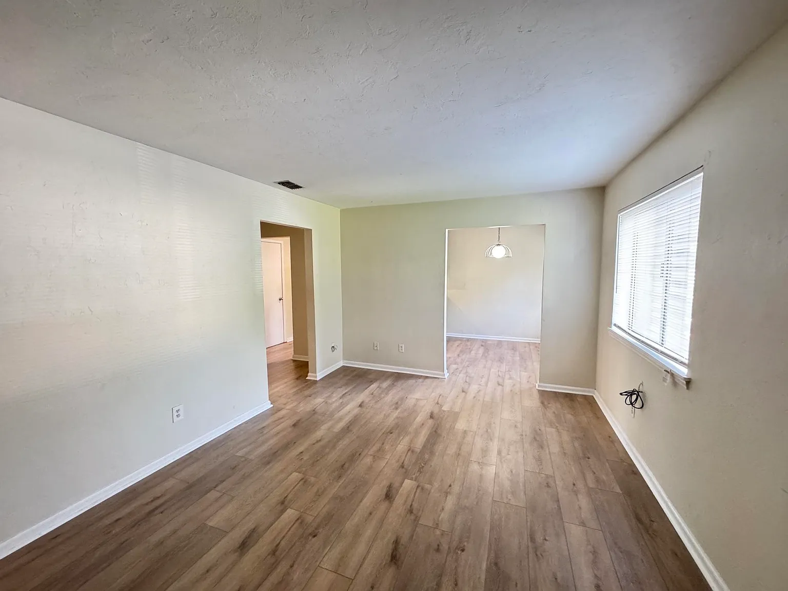 2 bed, 1.0 bath, 864 sqft, $1,125 — Photo 2