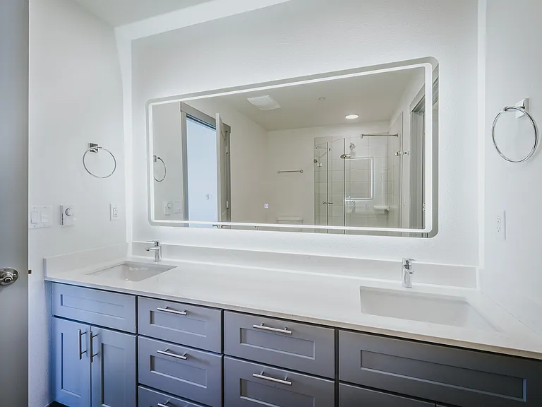 Grand Vista Apartments — Photo 16