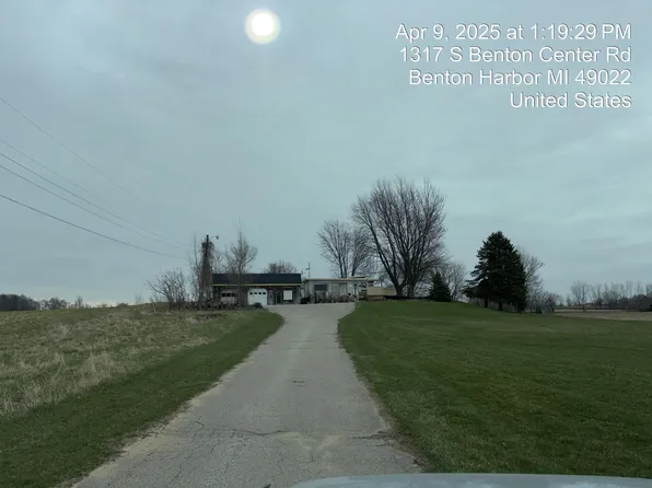 1317 S Benton Center Rd, Benton Harbor, MI 49022