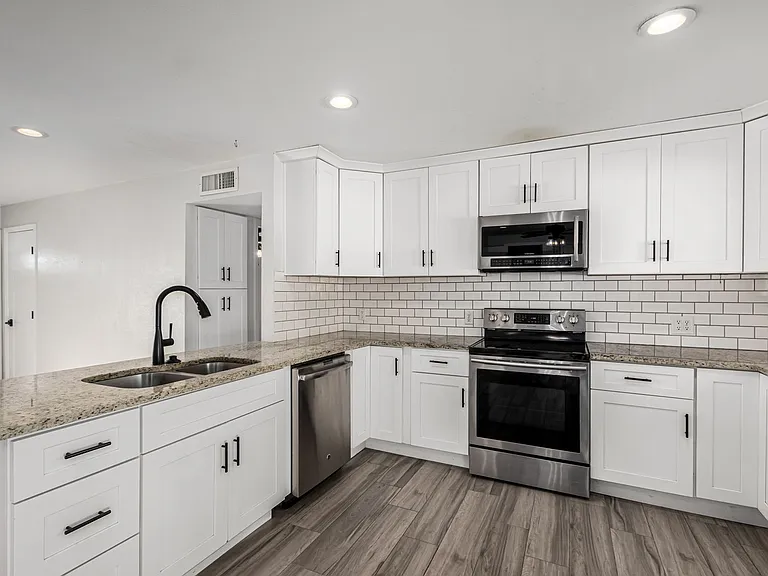 1420 N Rose St — Photo 8