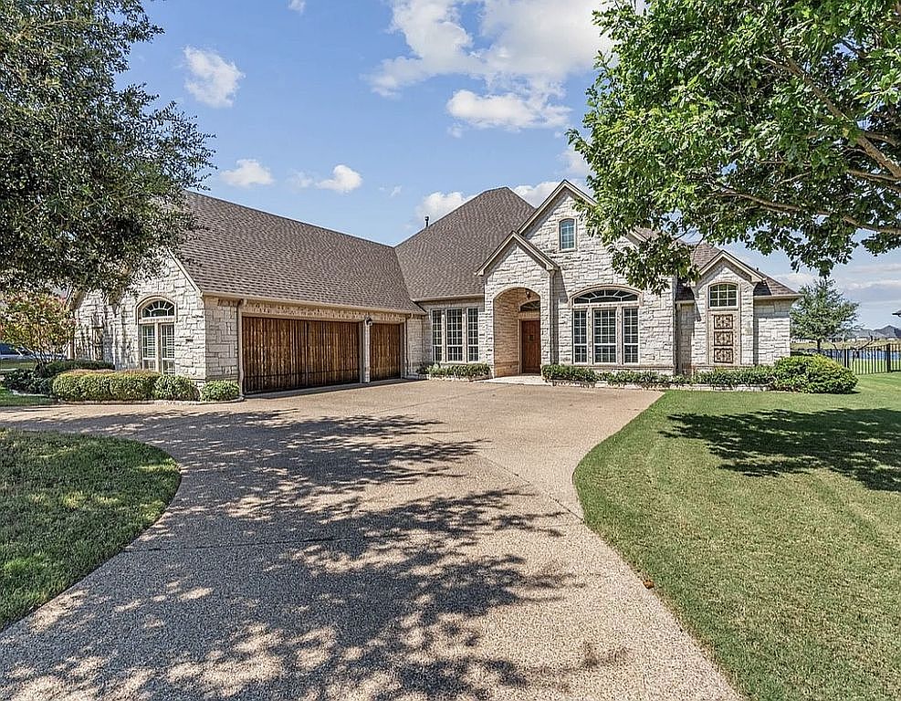 2703 Waters Edge Dr