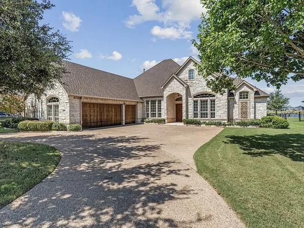 2703 Waters Edge Dr, Granbury, TX 76048