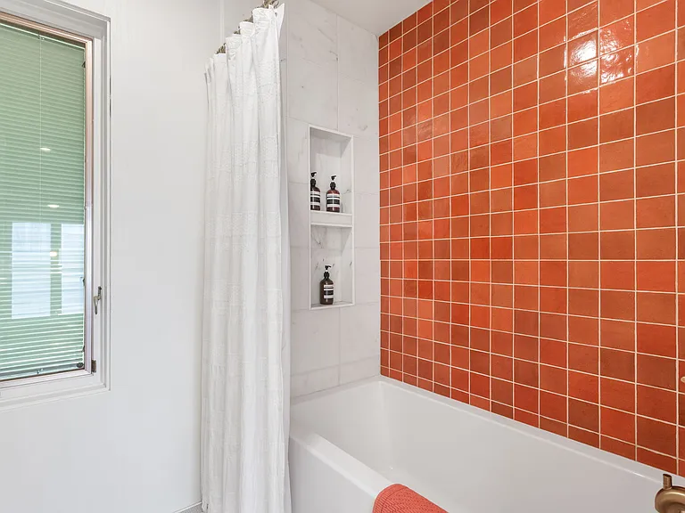 Tub/shower in en suite bath