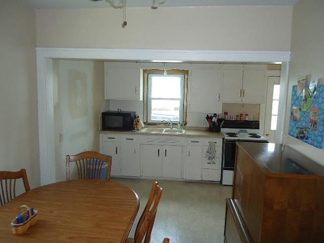2nd image of 118 S Heckart St