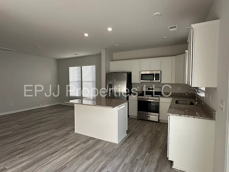 141 Randwick Ln — Photo 4