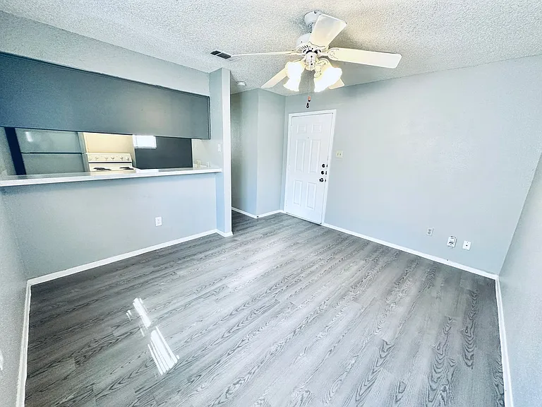 Awesome open Studio Apartments Close to Downtown — Photo 26