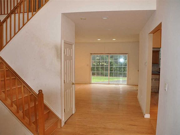 5th image of 39 Auden Ave #39