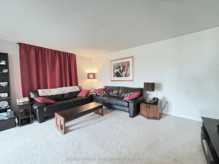 230 Mortimer Cres — Photo 3