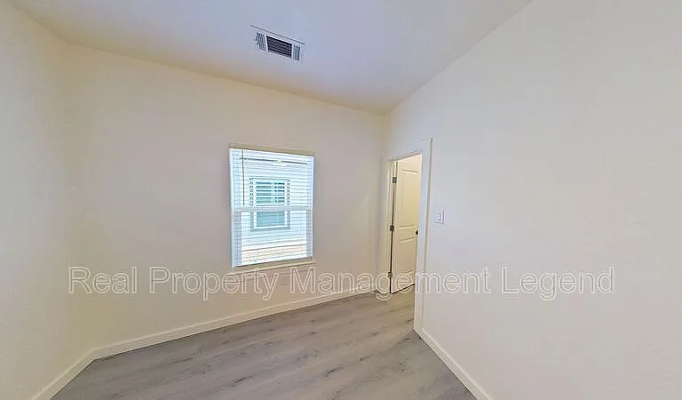 1009 Dubois St — Photo 11